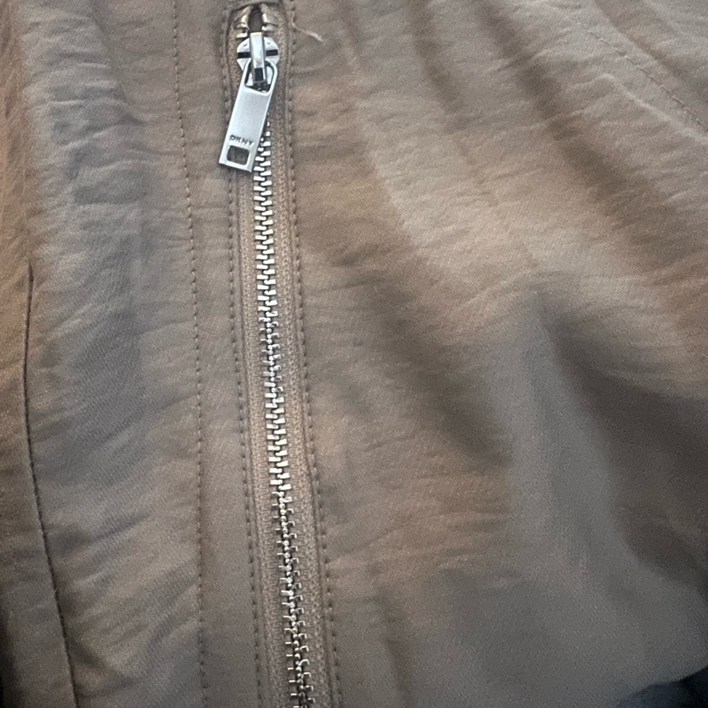 DKNY Tan Rayon Blend High Rise Cargo Pants Tapered Leg Size 10 - Picture 4 of 5